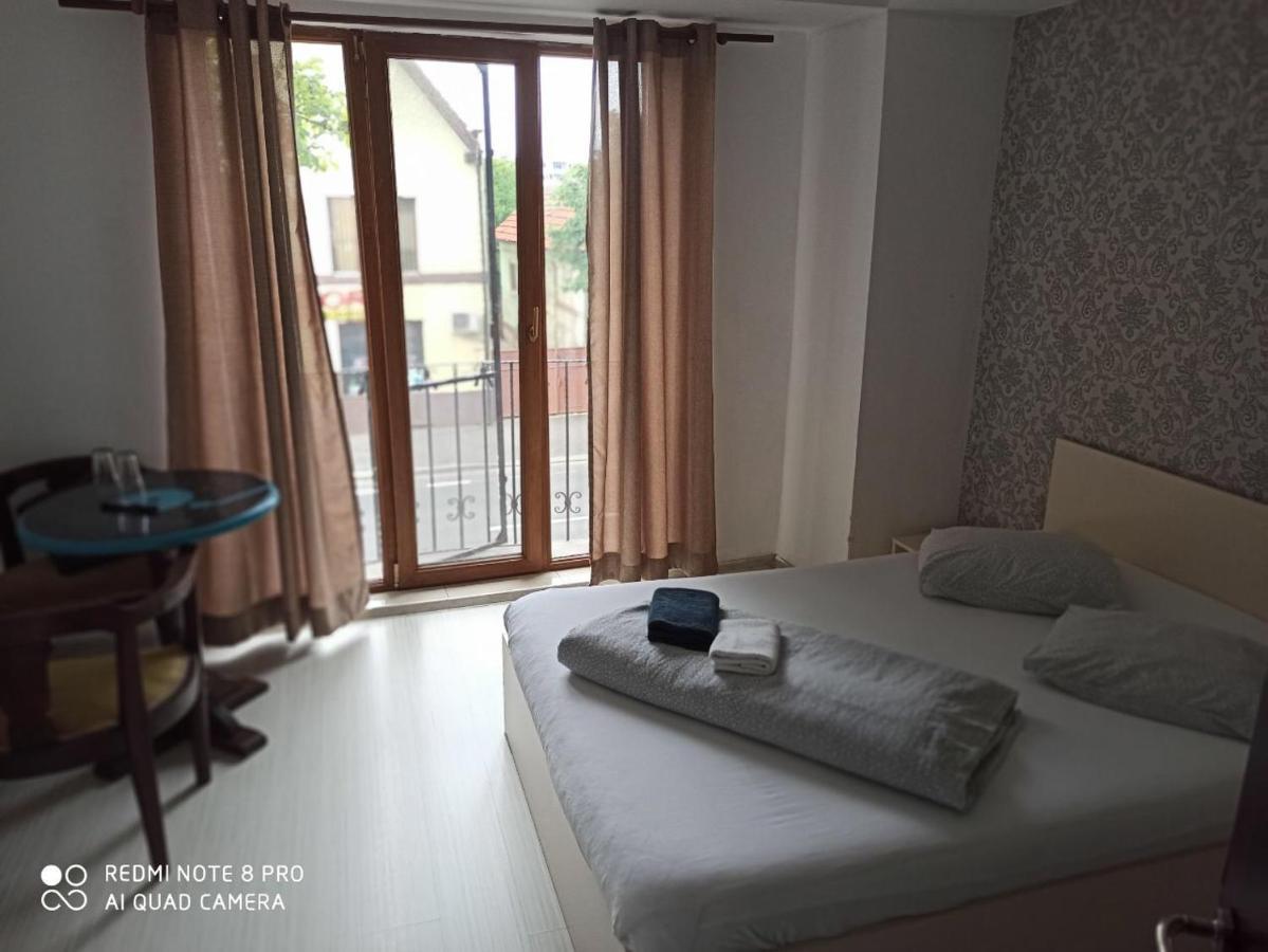 Quik Hotel Braşov Buitenkant foto