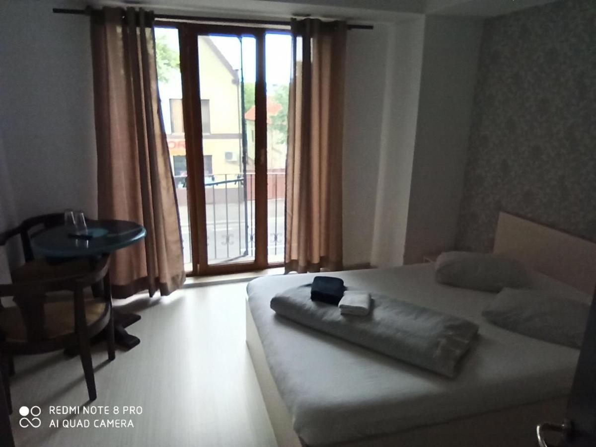 Quik Hotel Braşov Buitenkant foto