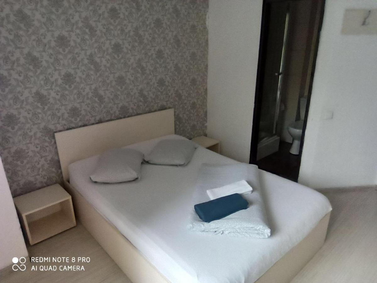 Quik Hotel Braşov Buitenkant foto