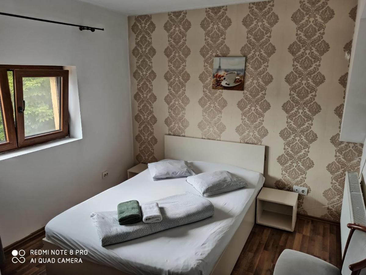 Quik Hotel Braşov Buitenkant foto