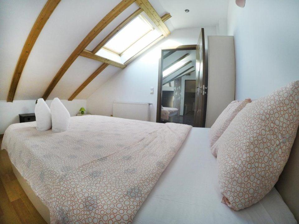 Quik Hotel Braşov Buitenkant foto